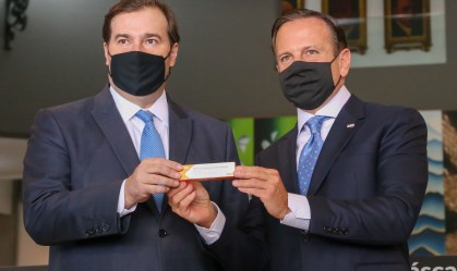 Ao lado de Doria, Maia oferece apoio à Coronavac e defende diálogo com Bolsonaro