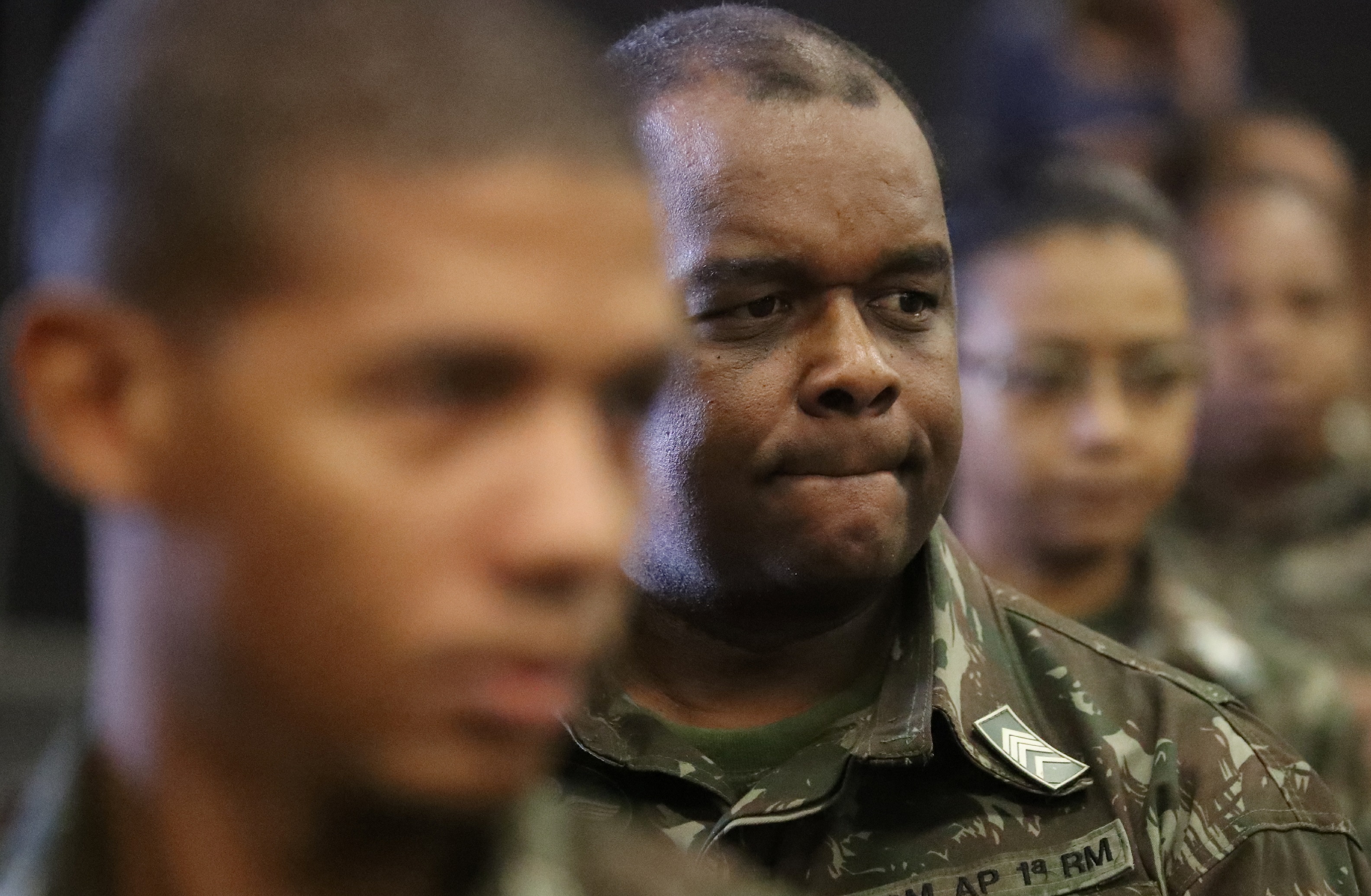 Enfermeiros militares ouvem orientações para vacinação contra a H1N1 no Rio