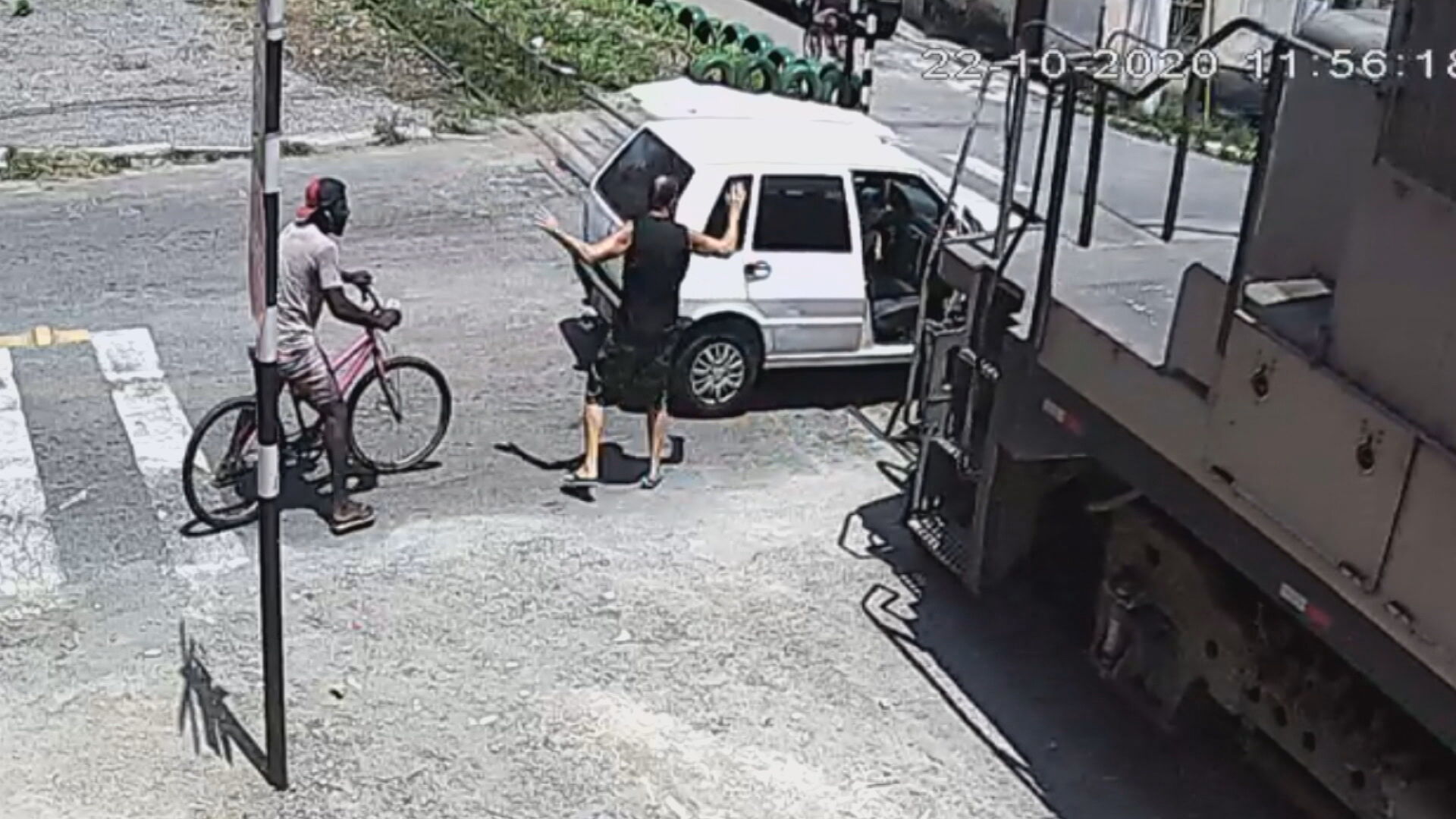 Carro é atingido por trem no interior do Rio de Janeiro