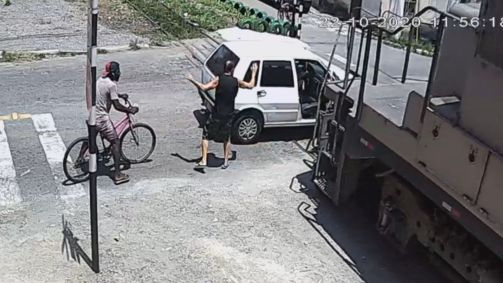 Carro é atingido por trem no interior do Rio de Janeiro