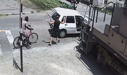 Carro para de funcionar sobre trilho e é atingido por trem em Barra Mansa (RJ)
