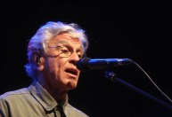 Juíza determina que Twitter remova ofensas dirigidas a Caetano Veloso 