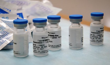 Farmacêutica brasileira fecha acordo para produzir vacina Sputnik V em novembro