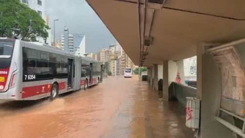 Chuva deixa ruas alagadas no centro de São Paulo