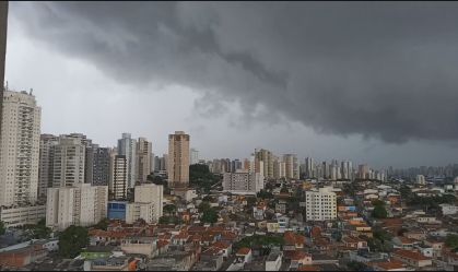 Veja como o tempo "fechou" em São Paulo