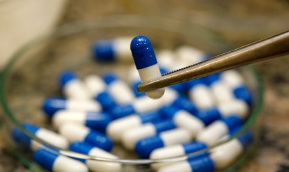 Além de Merck e Pfizer, mais 4 farmacêuticas testam pílulas contra Covid-19