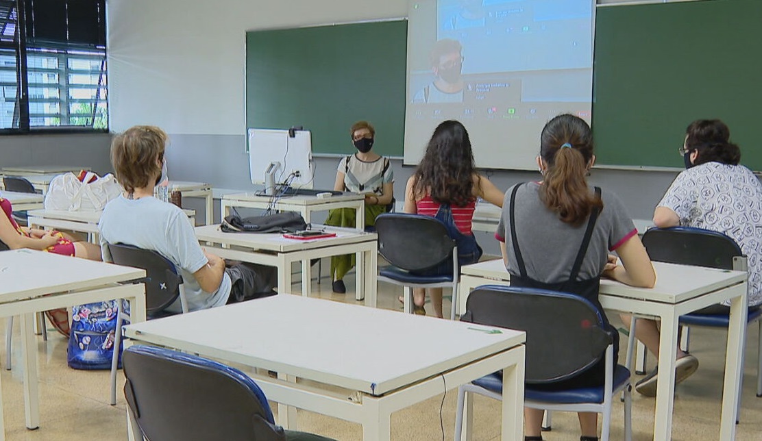 Alunos de máscara em sala com distanciamento social Alunos de máscara em sala com distanciamento social