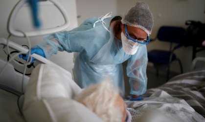 Profissional de saúde trata paciente com Covid-19 em hospital na França