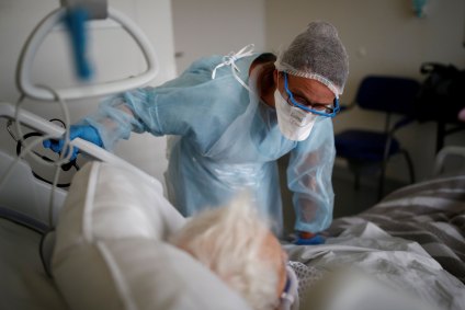 Profissional de saúde trata paciente com Covid-19 em hospital na França