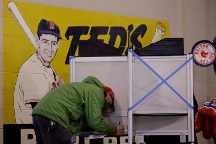 Homem preenche cédula eleitoral para eleição nos Estados Unidos em Boston