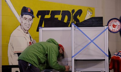 Homem preenche cédula eleitoral para eleição nos Estados Unidos em Boston