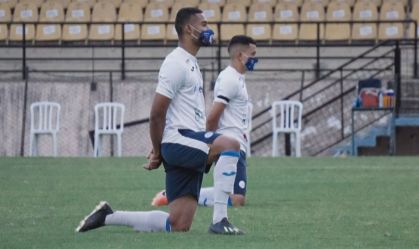 Série C: Após 15 casos de Covid-19, time joga de máscara em protesto contra CBF
