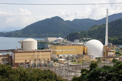 Central Nuclear Almirante Álvaro Alberto, com Angra 1 (E) e Angra 2 (D)