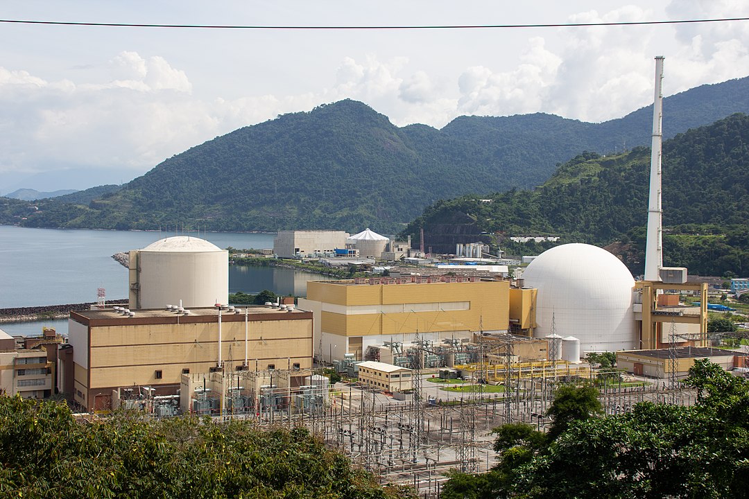 Central Nuclear Almirante Álvaro Alberto, com Angra 1 (E) e Angra 2 (D)