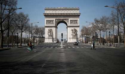 Áreas do Arco do Triunfo e Torre Eiffel são isoladas pela polícia