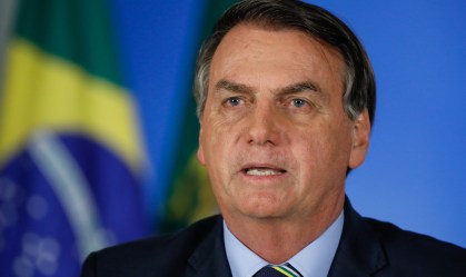 Em rede nacional, Bolsonaro critica governadores: 'Por que fechar escolas?'