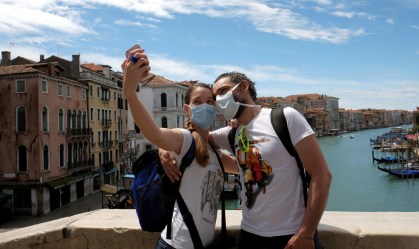 Turistas tiram foto em Veneza após primeira onda de casos de Covid-19 na Itália