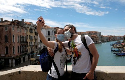 Turistas tiram foto em Veneza após primeira onda de casos de Covid-19 na Itália