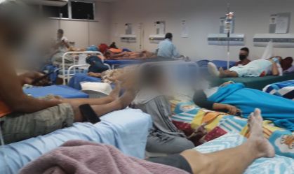 Pacientes estão aglomerados em hospital de Manaus