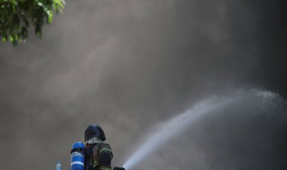 Bombeiro combate incêndio no Hospital de Bonsucesso, no Rio de Janeiro