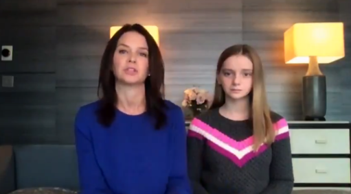Amy Wilson e a filha Maggie Flannery, de 13 anos, que sente sintomas por meses a