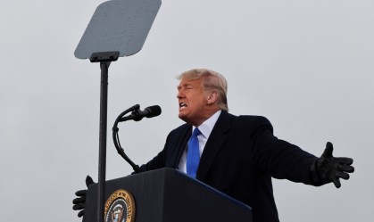 Nos últimos dias de campanha, Trump critica os que lutam contra o coronavírus