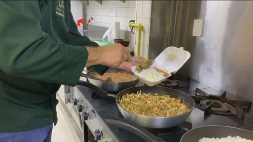 Para ajudar aqueles que não podem parar o trabalho, restaurante em Goiás oferece