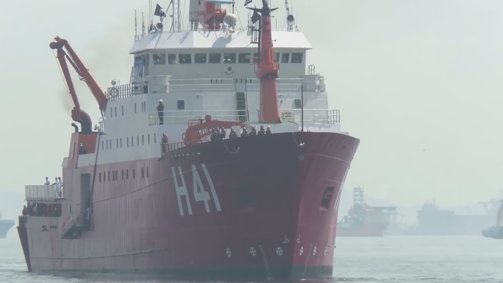 Navio com destino à Antártida faz parada no RS