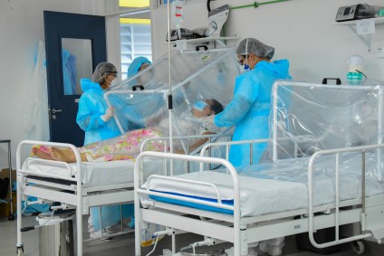 Médicos com paciente em leito de Covid-19