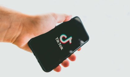Celular com logo do TikTok