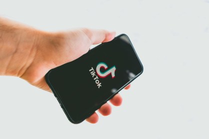 Celular com logo do TikTok