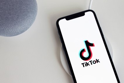 Celular com logo do TikTok