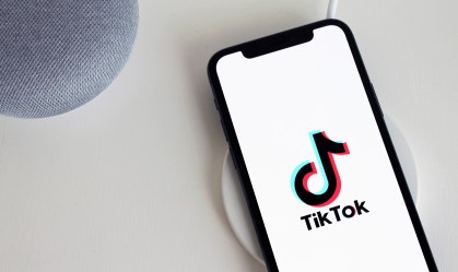 Celular com logo do TikTok