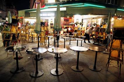 Funcionário prepara fechamento de restaurante em Paris