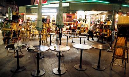 Funcionário prepara fechamento de restaurante em Paris
