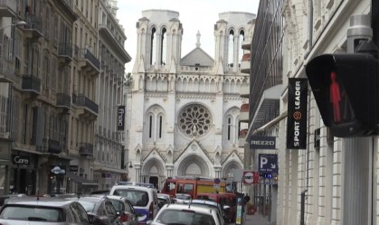 Ataque com faca deixa ao menos 3 mortos e vários feridos na França
