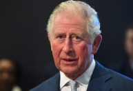 Príncipe Charles nega alegação de que questionou o tom de pele do filho de Meghan