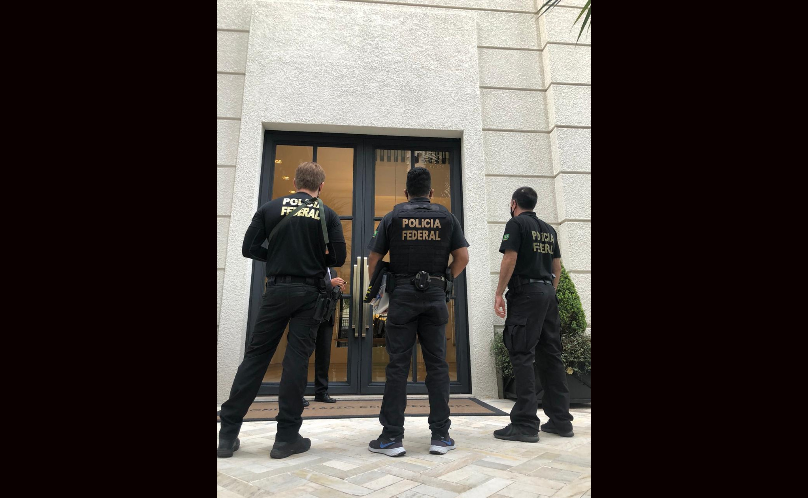 Agentes da Polícia Federal em um dos endereços alvos da operação