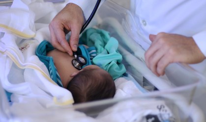 Mãe pode transmitir anticorpos para o bebê, explica pediatra