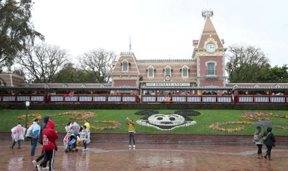 Vista da entrada do parque da Disney em Anaheim, na Califórnia