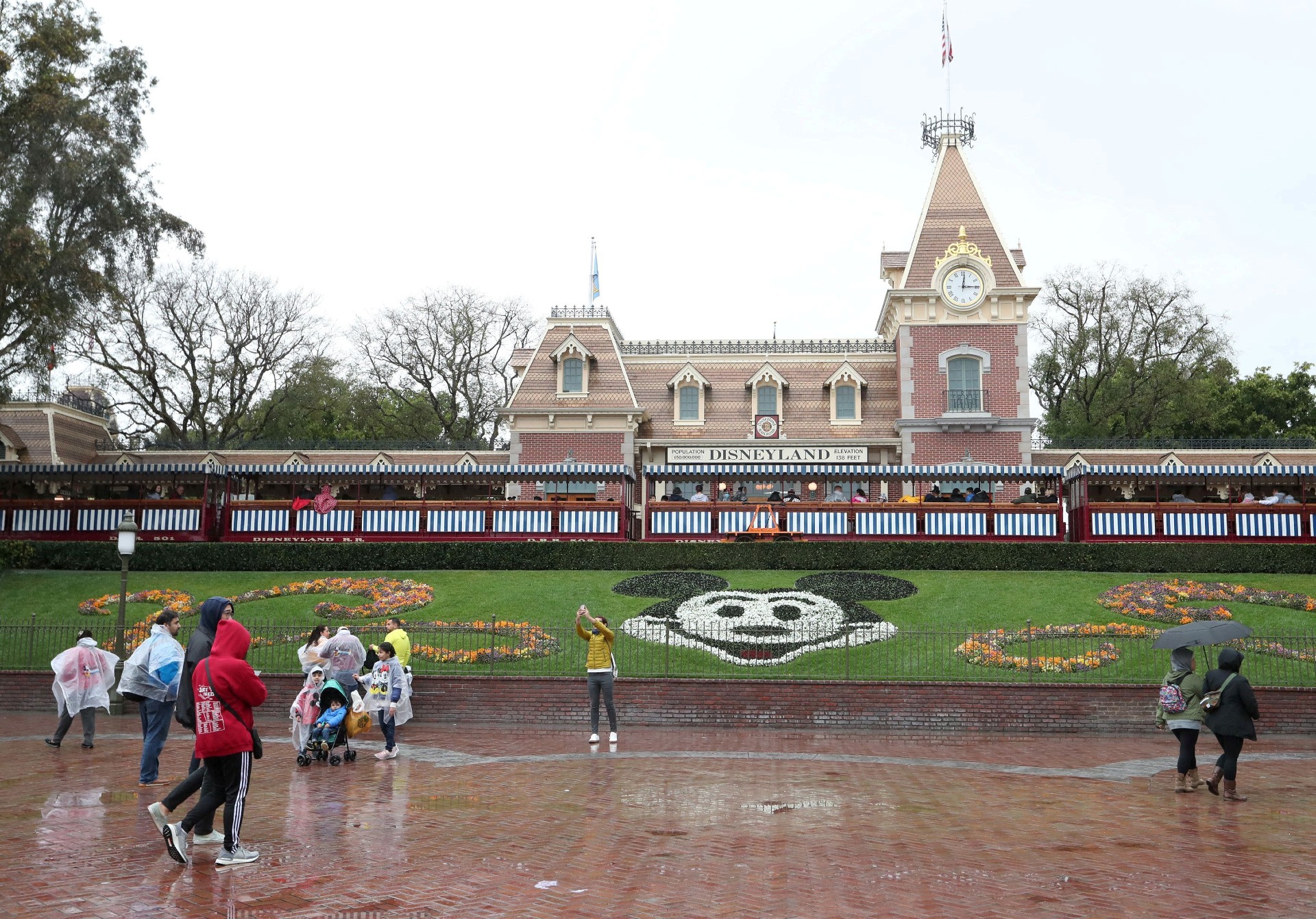 Vista da entrada do parque da Disney em Anaheim, na Califórnia