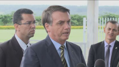 Entrevista do presidente Jair Bolsonaro, na porta do Palácio do Alvorada (25.mar