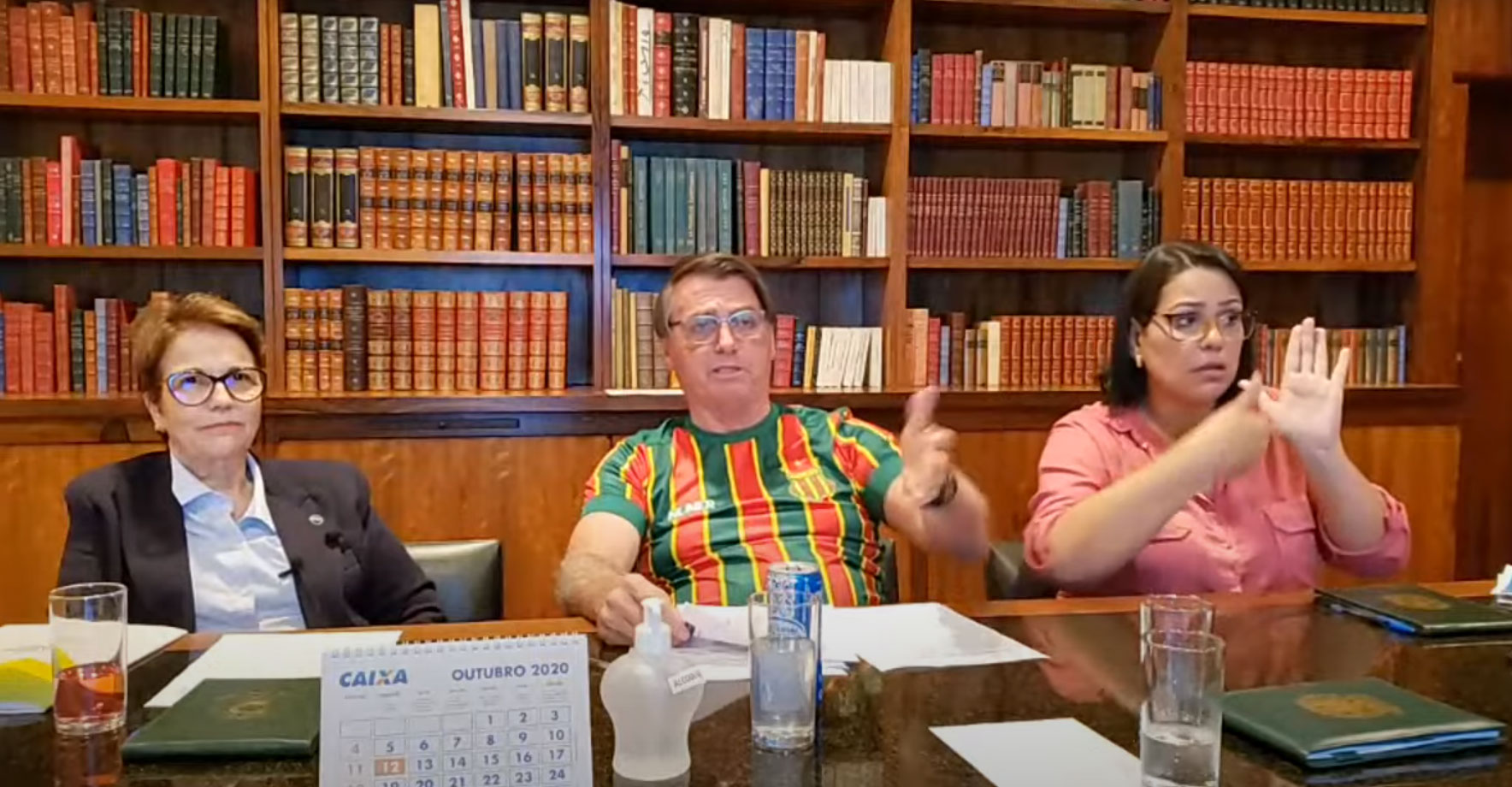 O presidente Jair Bolsonaro durante transmissão ao vivo nas redes sociais