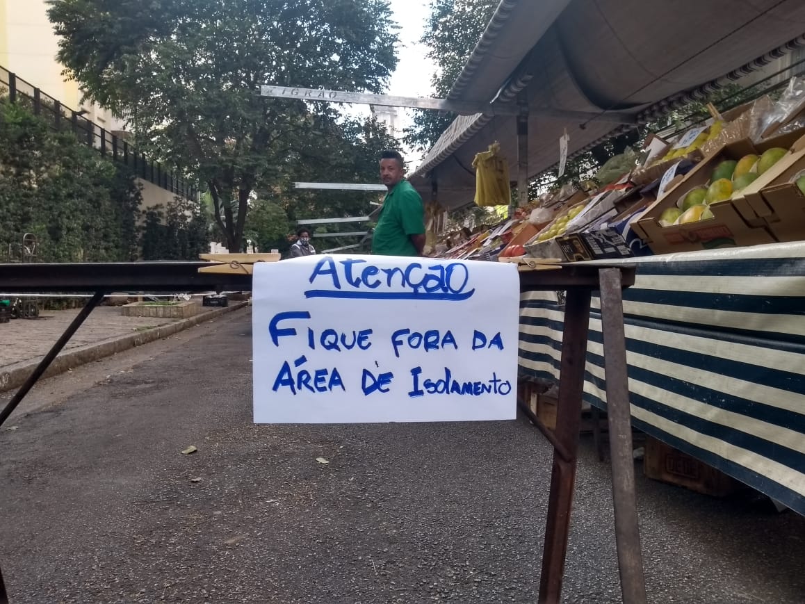 Feira Livre em São Paulo tem 'área de isolamento' na frente de barraca