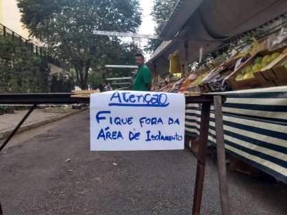 Feira Livre em São Paulo tem 'área de isolamento' na frente de barraca
