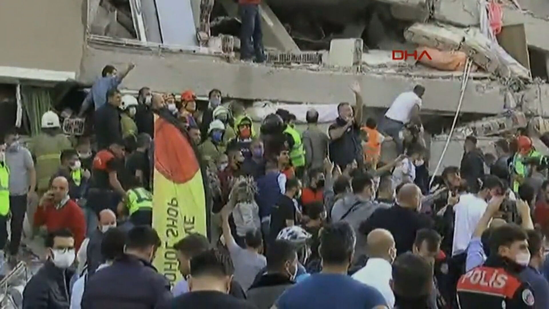 Destroços causados por forte terremoto na Grécia e na Turquia