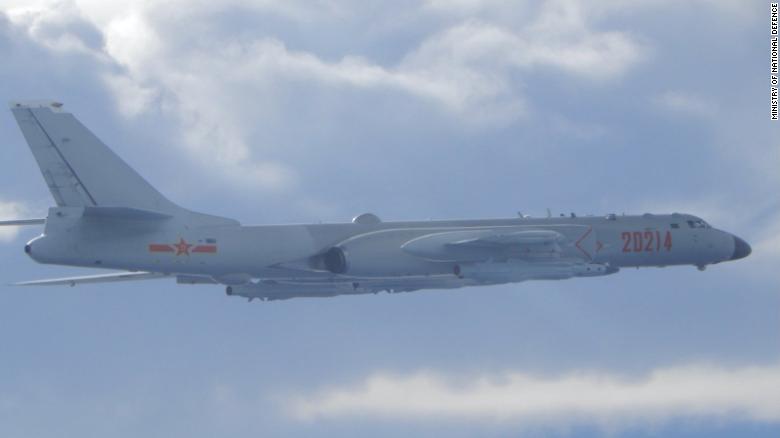 Um bombardeiro H-6 chinês é interceptado por aviões taiwaneses no Estreito de Taiwan em setembro. / Foto: Ministério da Defesa Nacional da China