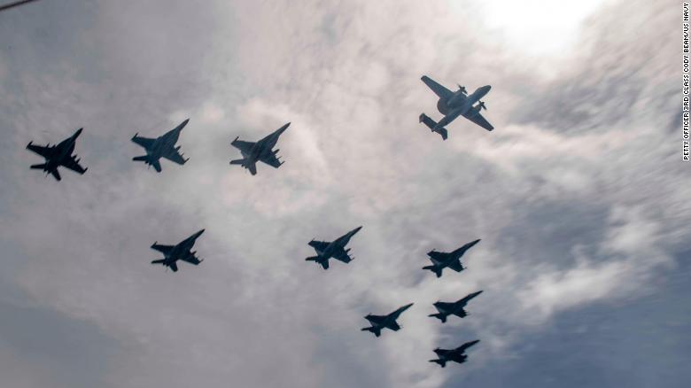 Aeronaves dos porta-aviões USS Nimitz e USS Ronald Reagan operam no Mar da China Meridional no início deste ano. / Foto: US Navy