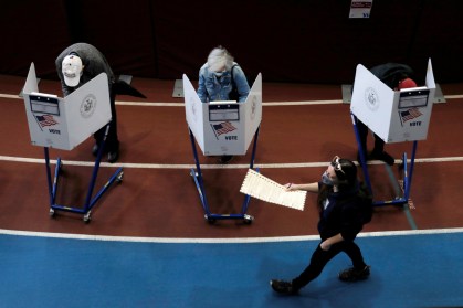 Eleitores norte-americanos votam antecipadamente no Brooklyn, em Nova York