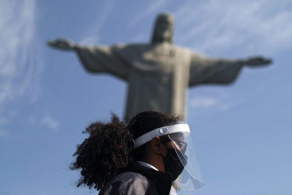Guarda usando máscara e face shield no Cristo Redentor